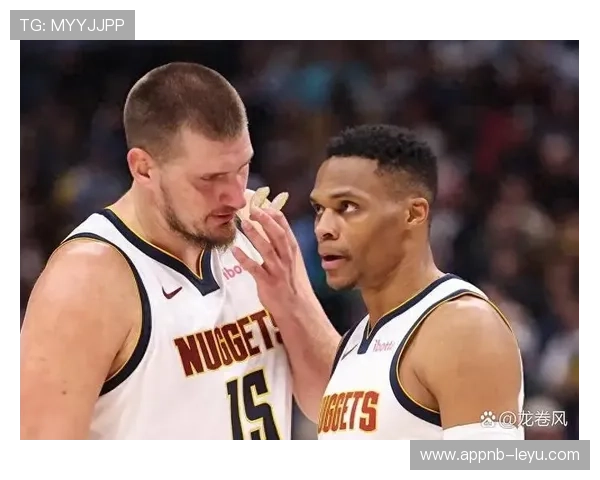 某体育巨星疑似与圈外人士秘密约会，社交媒体掀起热议！