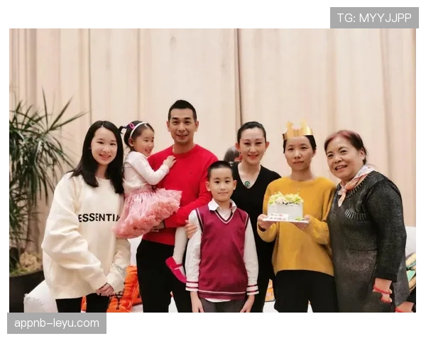 库里夫妇为女儿庆生：家庭时光比三分球更珍贵