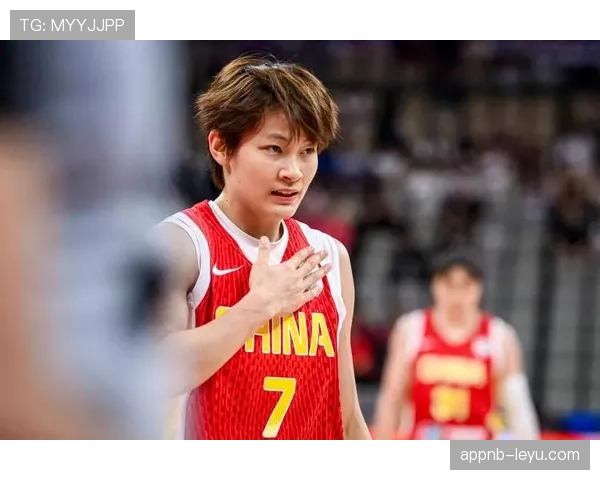 杨力维训练完直接啃鸡腿？这自律和放纵切换也太真实了